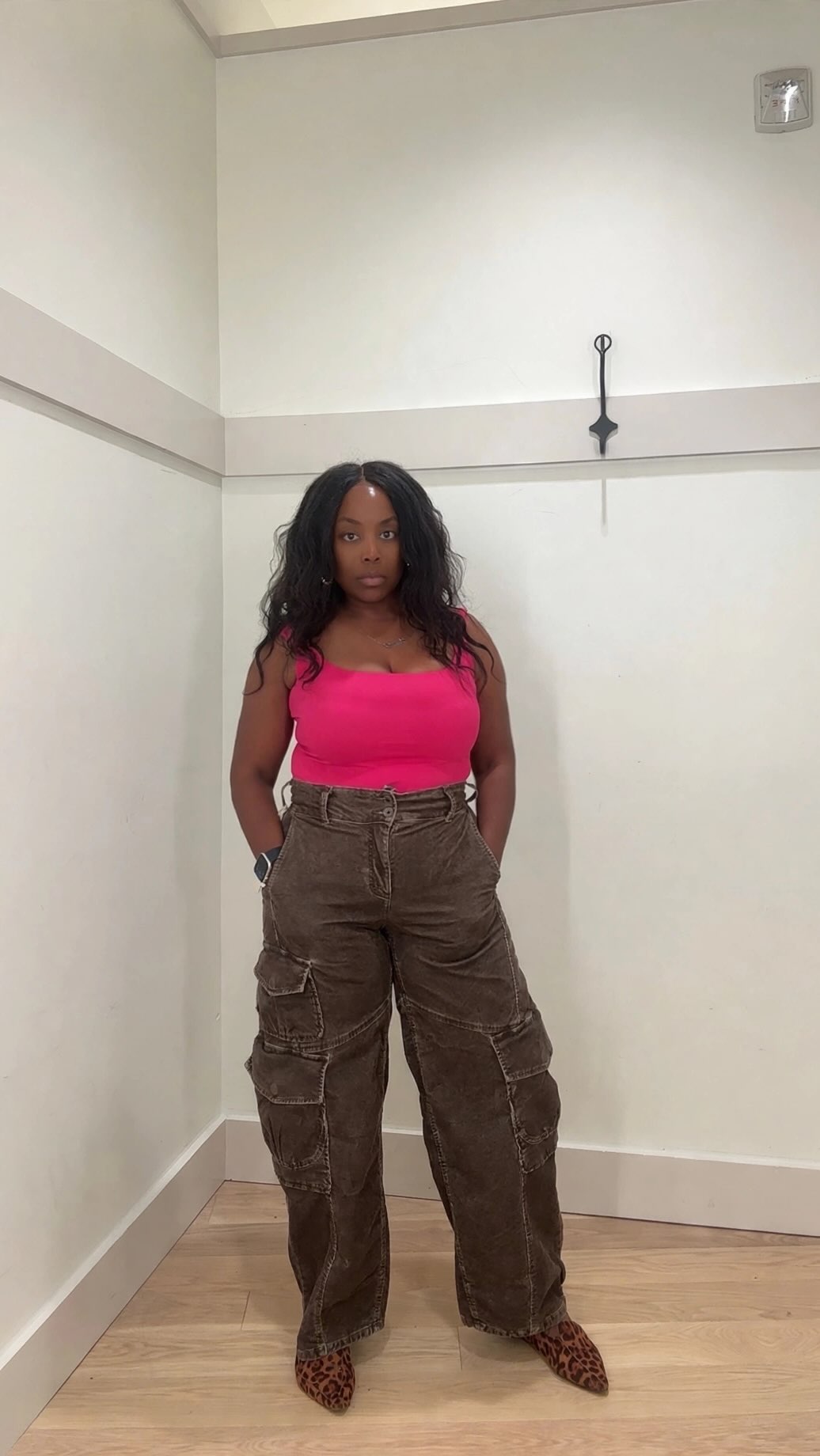 I caved, y’all…I’m back in the fitting room with these Pilcro Corduroy Wide-Leg Cargo Pants that I’ve been crushing on for weeks. Not only are they comfy, cute and full of pockets, they actually work on a petite girl. Nobody talked me into this, I did this to myself…keep or put back? tell me in the comments ⬇️
.
.
.
#PetiteFashion #CargoPants #FallOutfits #petitestyle #FittingRoomDiaries