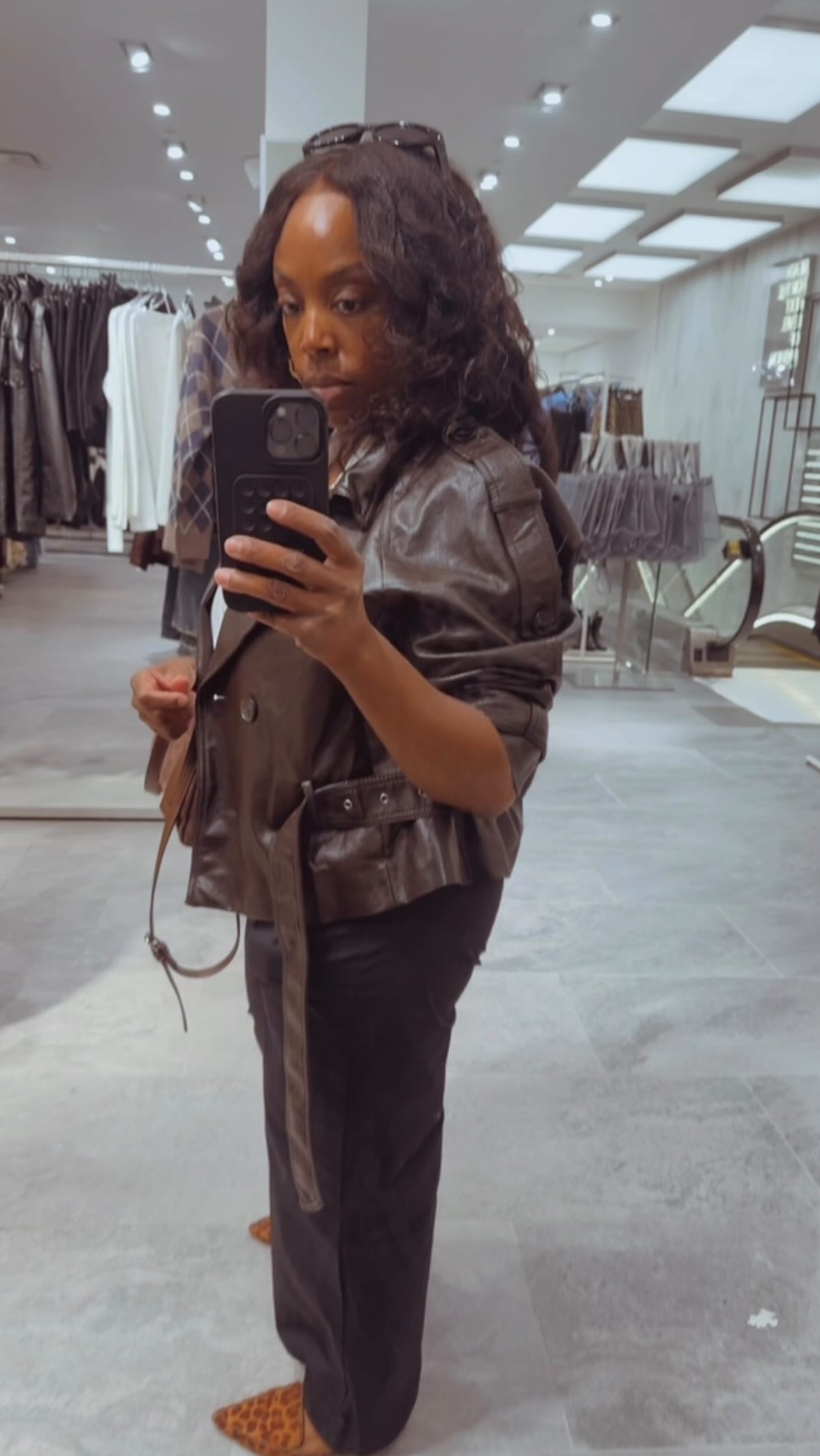 If you’re “just window shopping”, why is the coat in your hand?…Asking for me, because I’m the problem. Be honest… how many coats is too many?
.
#TryOnHaul #LeatherJacket #FallOutfits #FallCoats #RetailTherapy