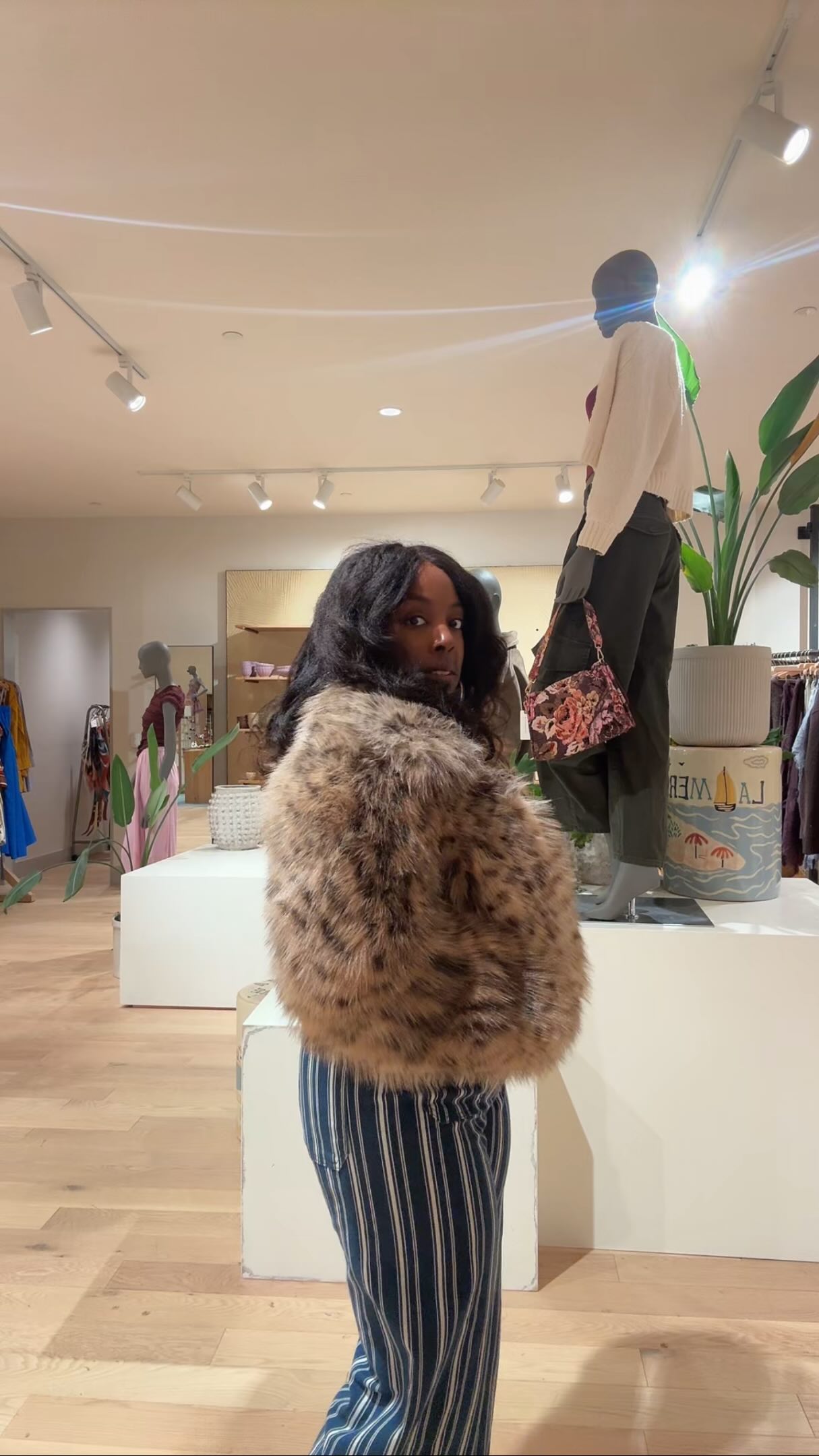 Practicing restraint over here… I’m NOT buying this coat. But LOOK at it…
.
Talk me into it or out of it 😂 
#leopardcoat #fauxfur #fallfashion #petitefashion #tryon