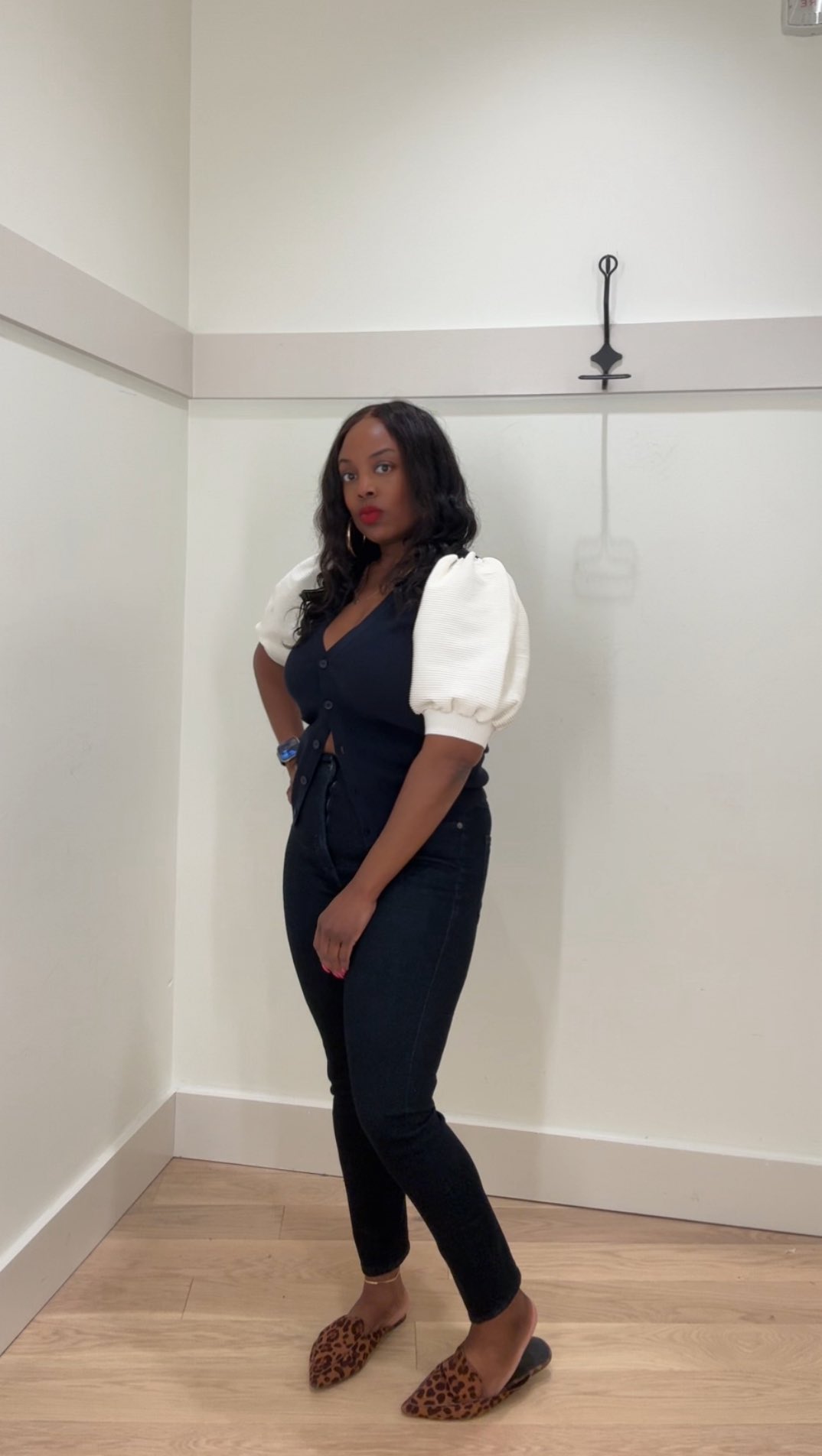 Petite tip: navy skinnies visually lengthen your legs way more than you think. And I’m here for a dramatic sleeve #fashionstyledetroit #ootd #outfitcheck #petite