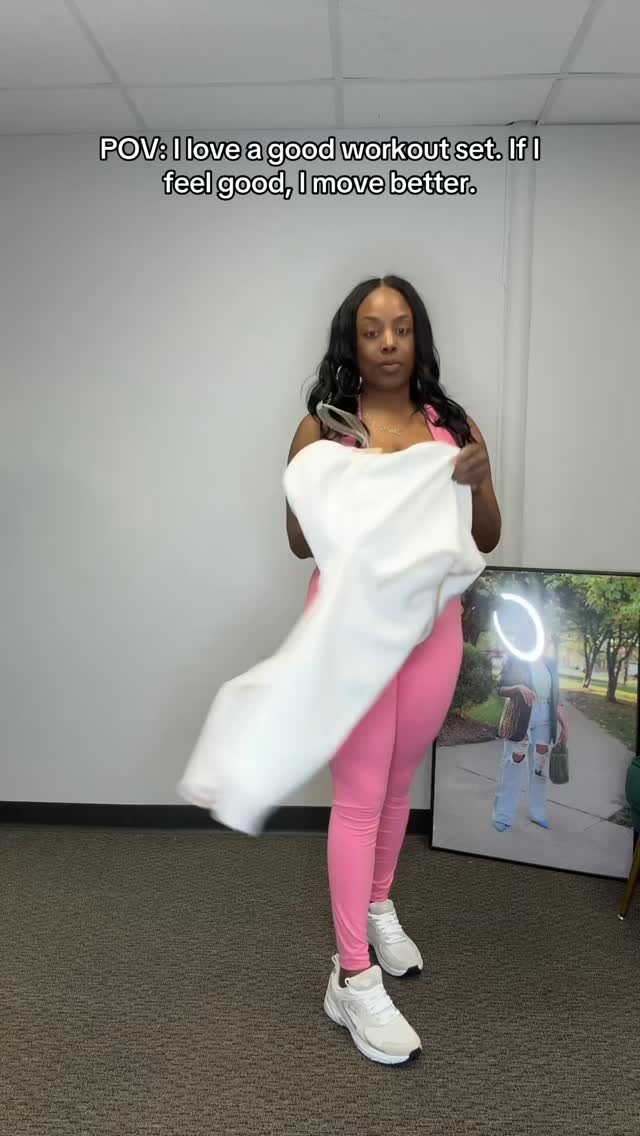 Gym time, but make it fashion. Thanks, @fabletics I love how this pullover cinches at the waist and pink is my favorite color. This set is the perfect fit to get in a quick workout. #fableticspartner